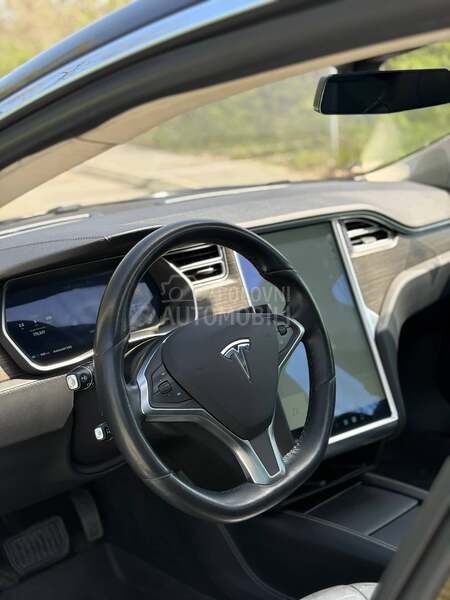 Tesla Model S 85D