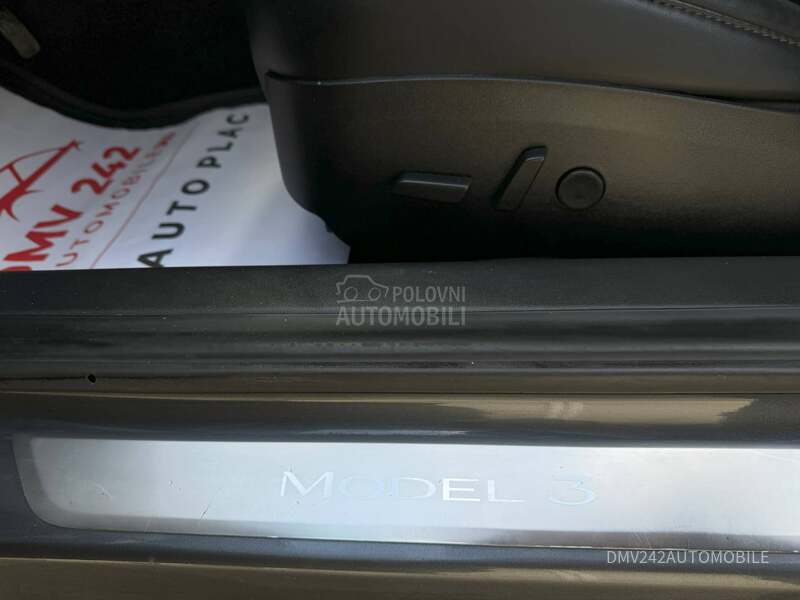 Tesla Model 3 A UTO PILOT