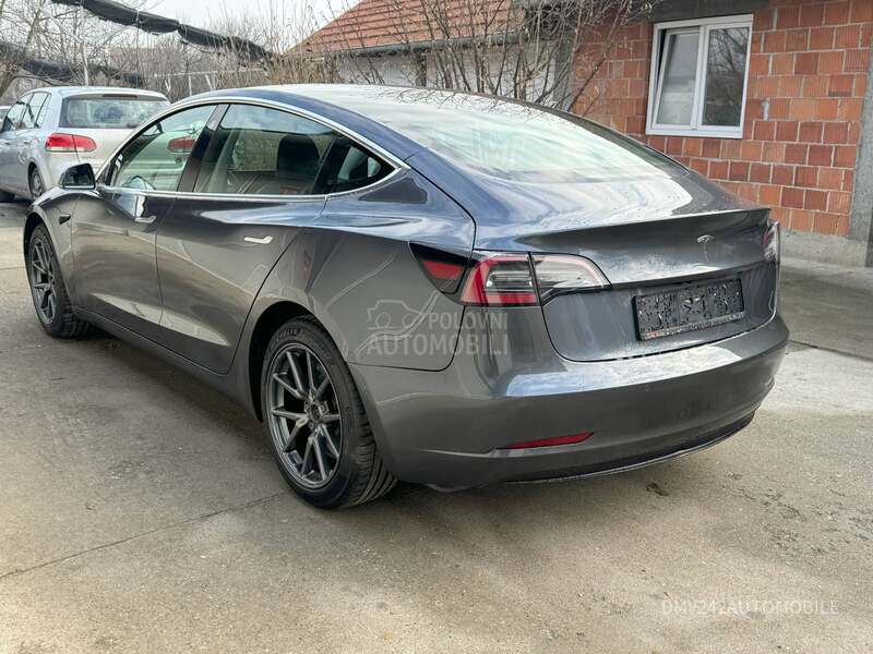 Tesla Model 3 A UTO PILOT