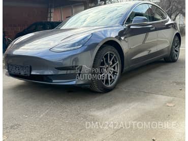 Tesla Model 3 A UTO PILOT