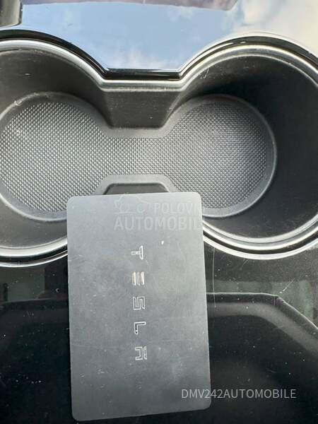 Tesla Model 3 A UTO PILOT