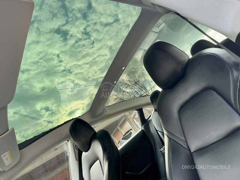 Tesla Model 3 A UTO PILOT