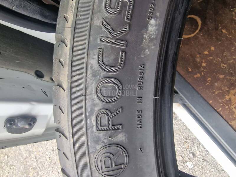 Roadstone 275/40 R20 Letnja