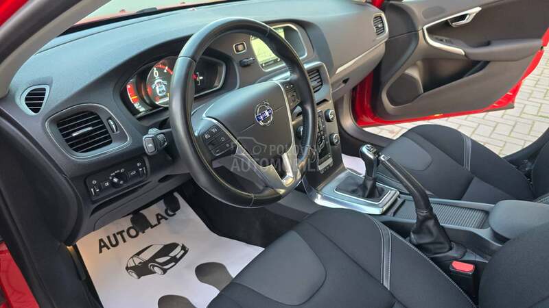 Volvo V40 2.0 D4 MOMENTUM