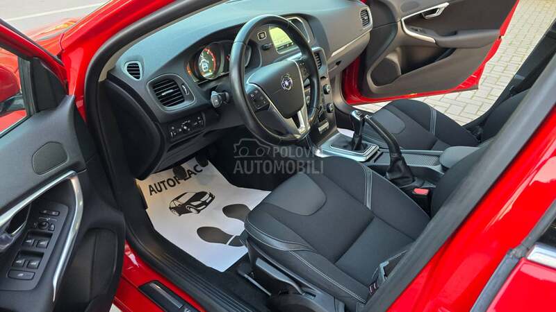 Volvo V40 2.0 D4 MOMENTUM