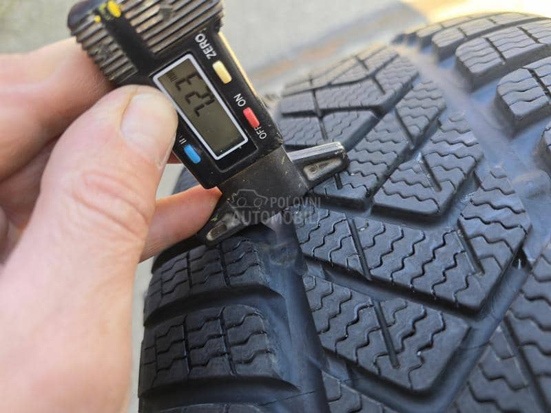 Pirelli 235/35 R19 Zimska