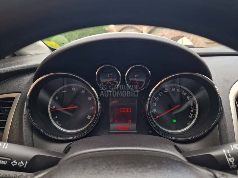 Opel Astra J 1.6 B E N Z I N