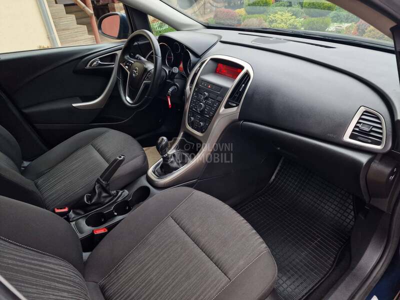 Opel Astra J 1.6 B E N Z I N