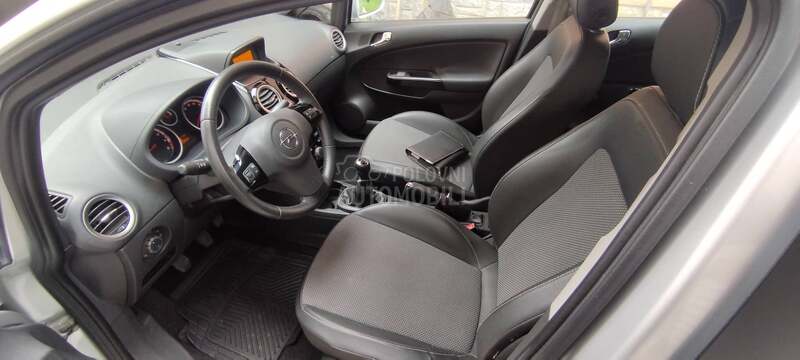 Opel Corsa D 1.4benc c o s m o