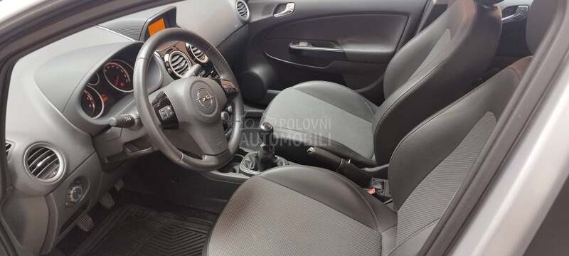 Opel Corsa D 1.4benc c o s m o