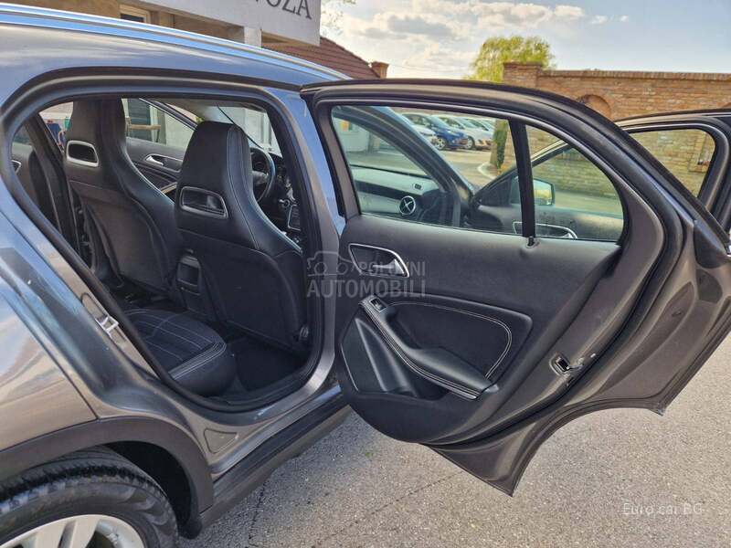 Mercedes Benz GLA 180 L E D   N A V I
