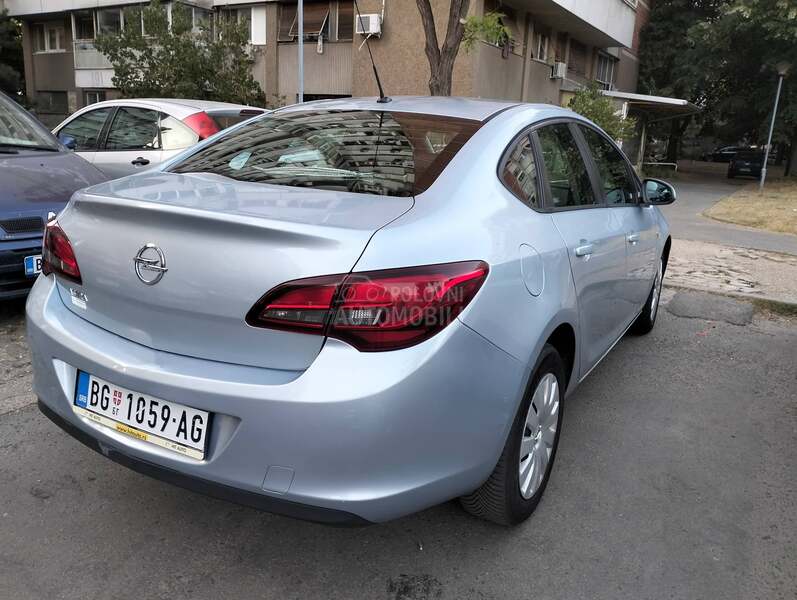 Opel Astra J 1.6 k a o n o v a