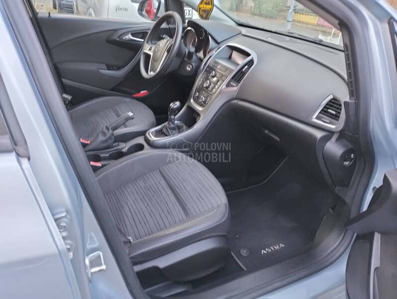 Opel Astra J 1.6 k a o n o v a