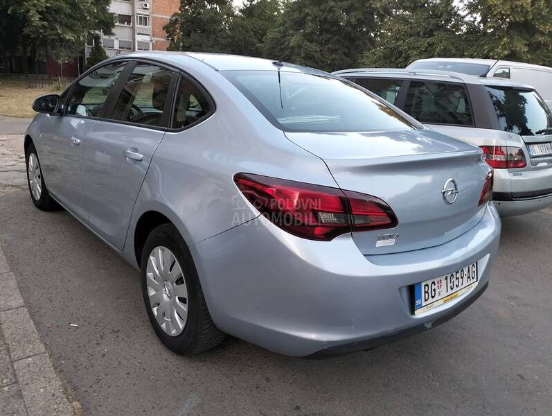 Opel Astra J 1.6 k a o n o v a