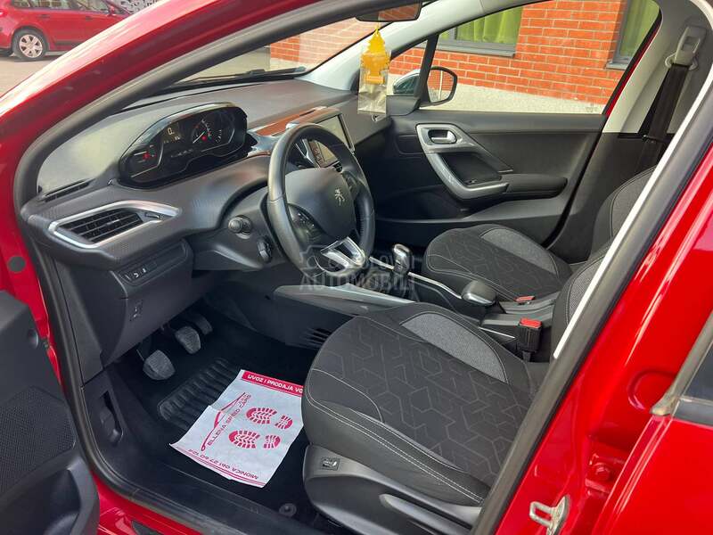 Peugeot 2008 1,2b fabrika