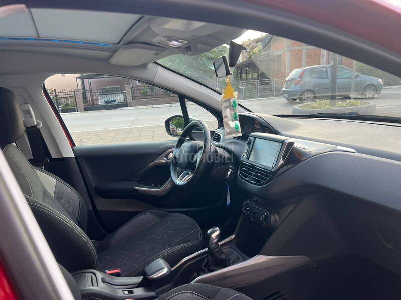 Peugeot 2008 1,2b fabrika