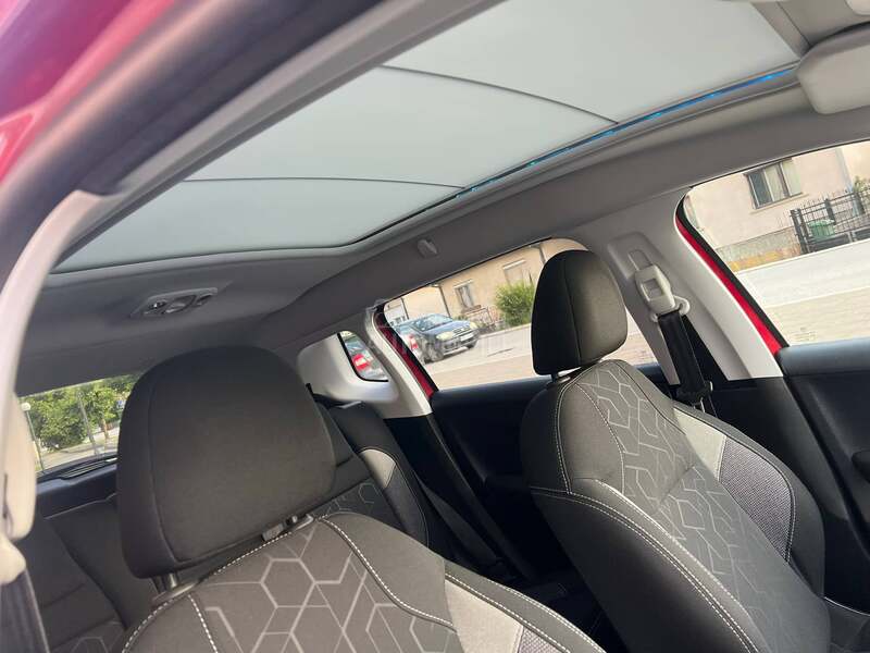 Peugeot 2008 1,2b fabrika
