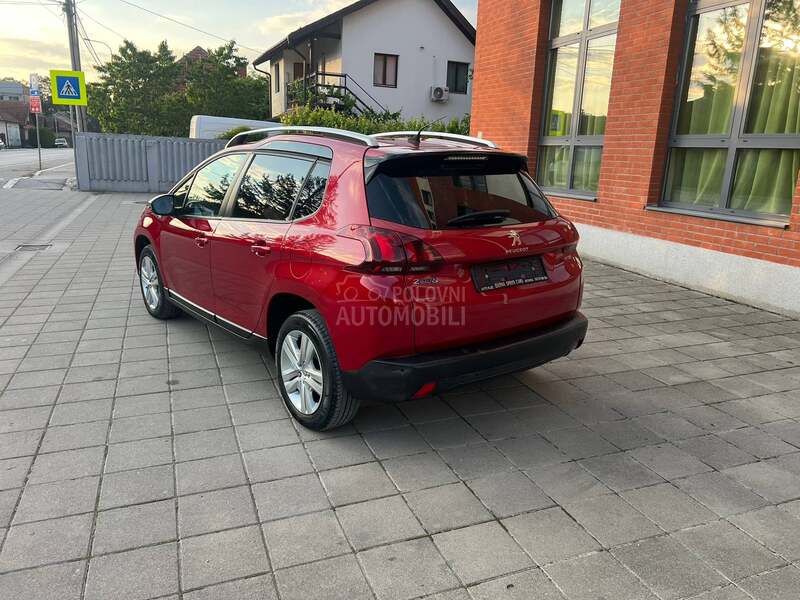 Peugeot 2008 1,2b fabrika