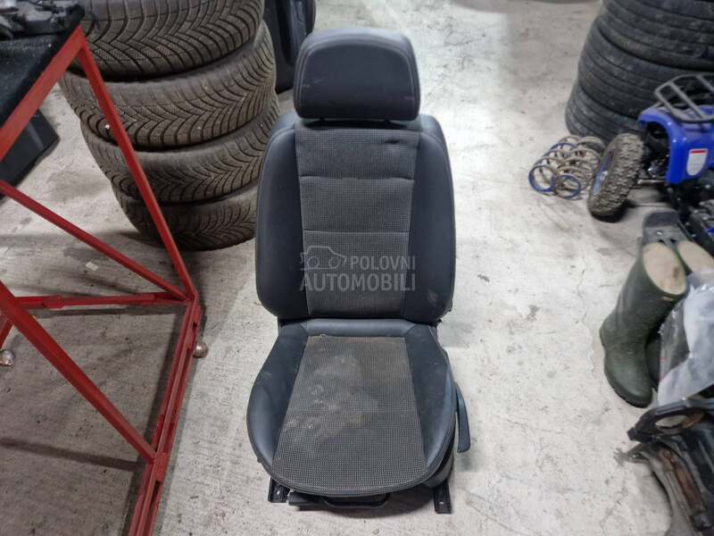Vozacevo polukozno sediste