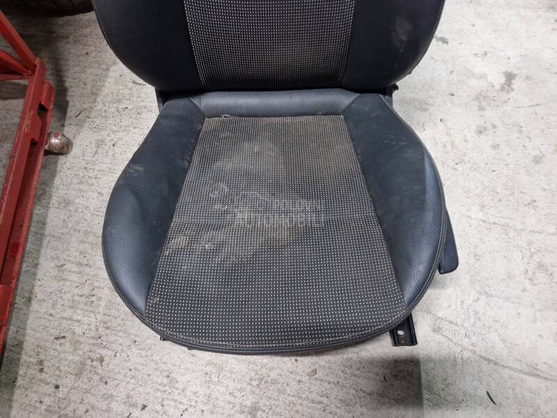 Vozacevo polukozno sediste