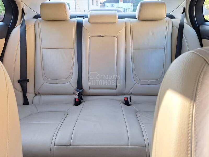 Jaguar XF POGLEDATI TEXT