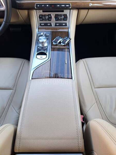 Jaguar XF POGLEDATI TEXT