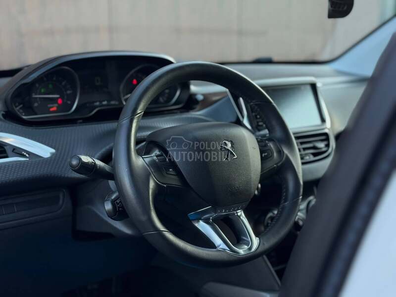 Peugeot 2008 Style/Kamera/MT5