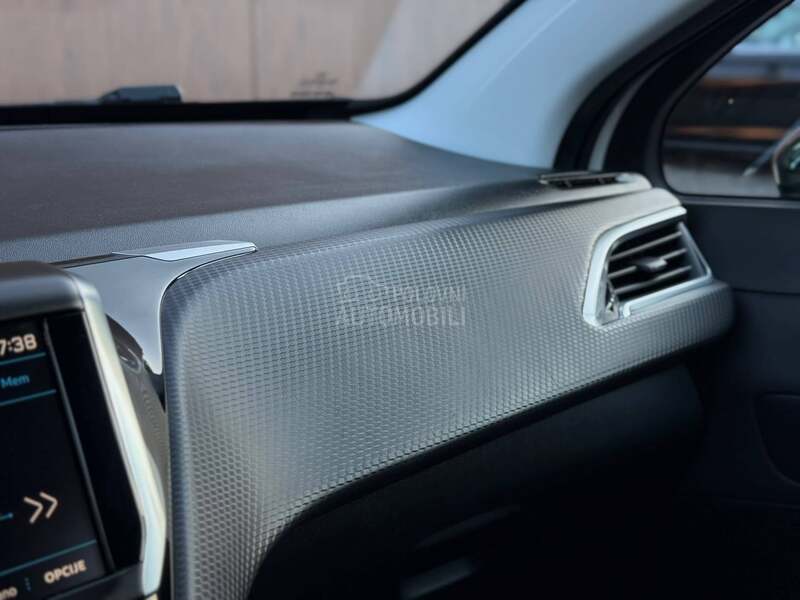 Peugeot 2008 Style/Kamera/MT5