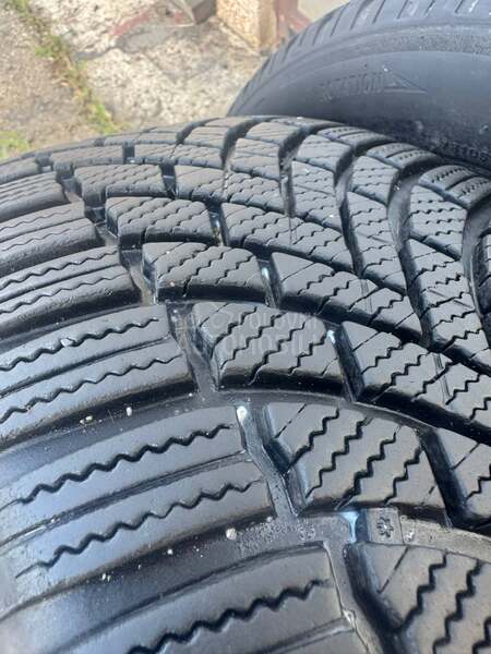 Bridgestone 215/55 R17 Zimska