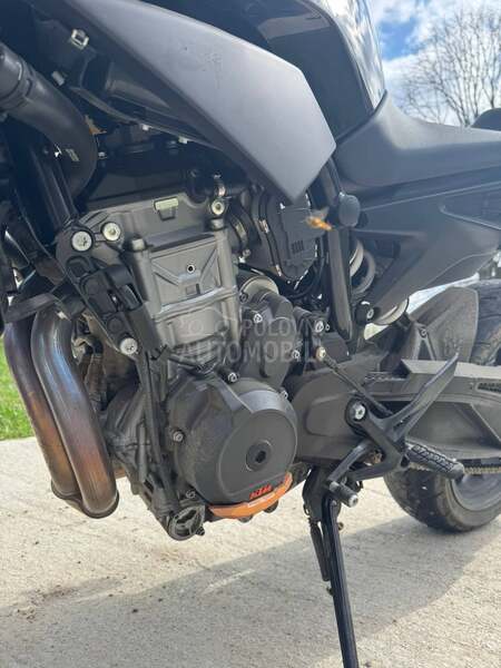 KTM DUKE 890