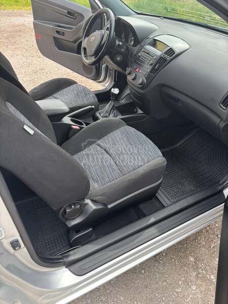Kia cee`d 1.4 B e n z i n