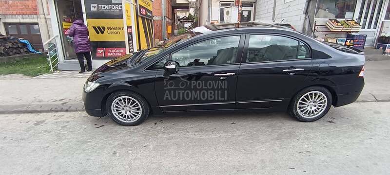 Honda Civic 1.3  ima. ZA CR V