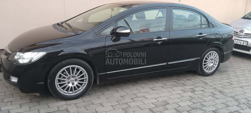 Honda Civic 1.3  ima. ZA CR V