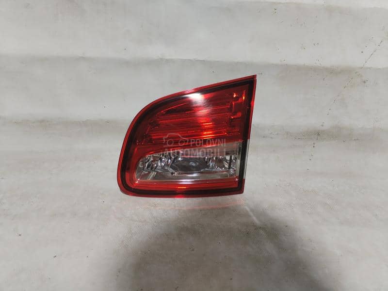 Desno stop svetlo u gepeku