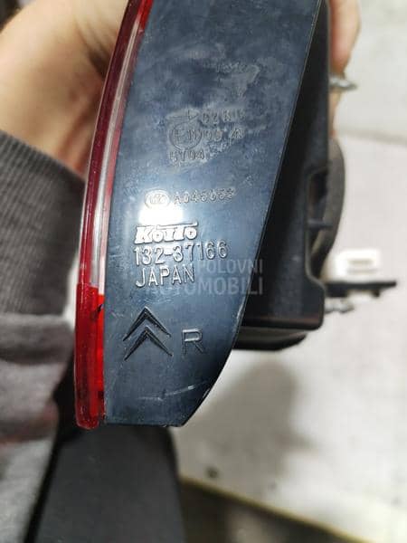 Desno stop svetlo u gepeku