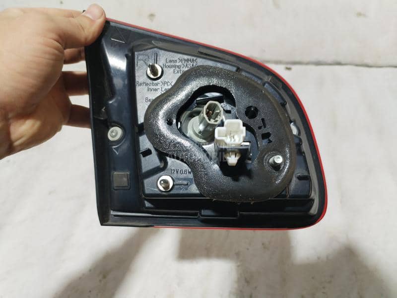 Desno stop svetlo u gepeku