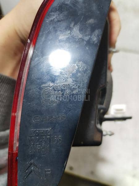 Desno stop svetlo u gepeku