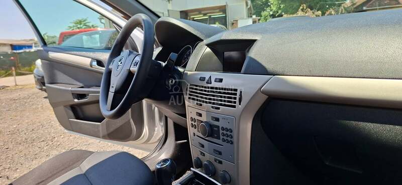 Opel Astra H 1.6 REZERVISA NO