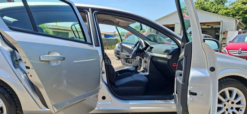 Opel Astra H 1.6 REZERVISA NO