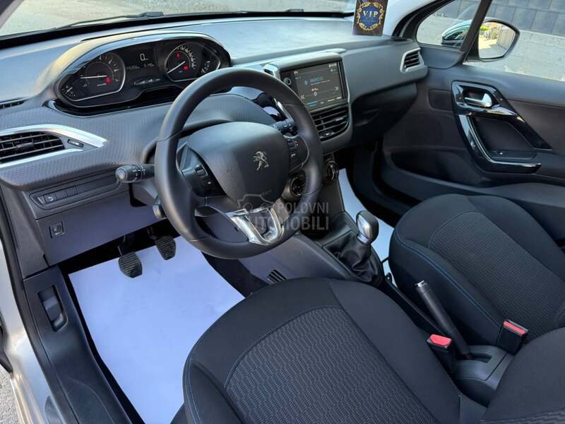 Peugeot 208 1.2 STYLE NAVl