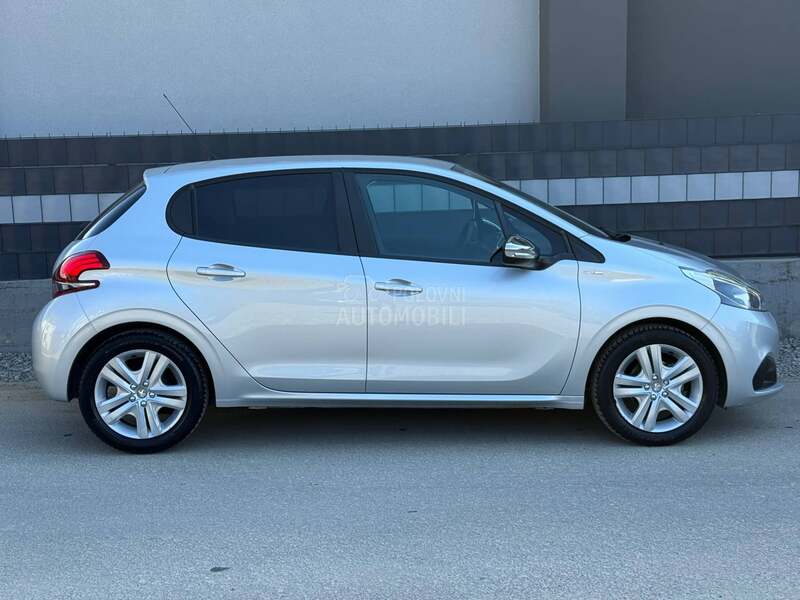 Peugeot 208 1.2 STYLE NAVl