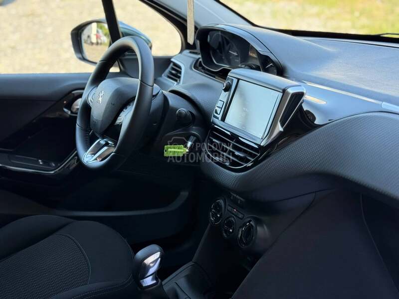 Peugeot 208 1.2 STYLE NAVl