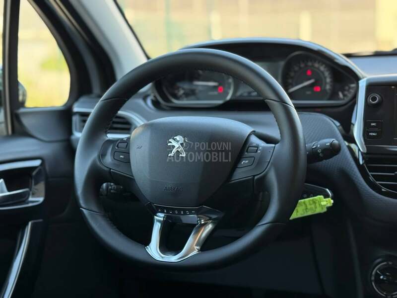 Peugeot 208 1.2 STYLE NAVl