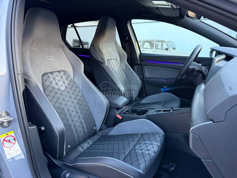 Volkswagen Golf 8 1.5 eTSI R line