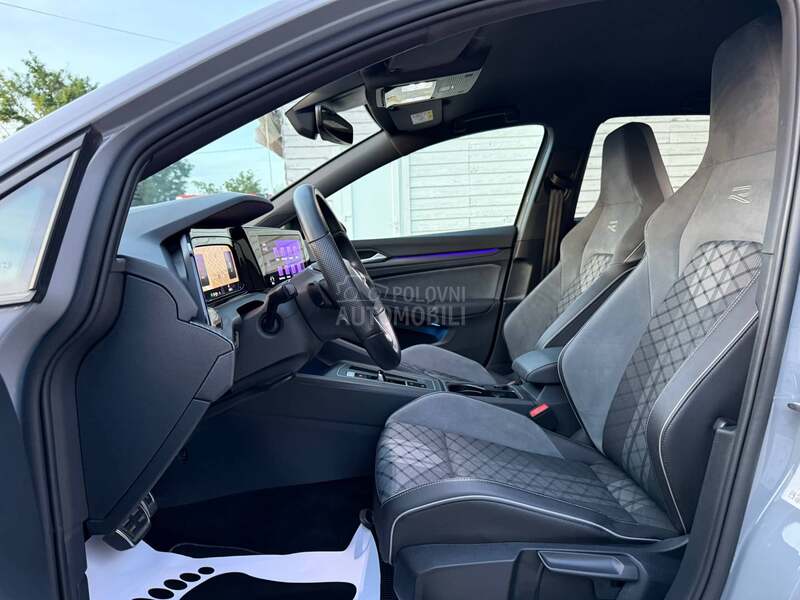 Volkswagen Golf 8 1.5 eTSI R line