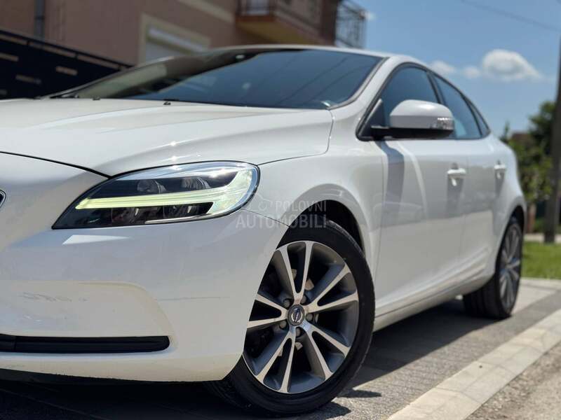 Volvo V40 D2 / T0P / REG.