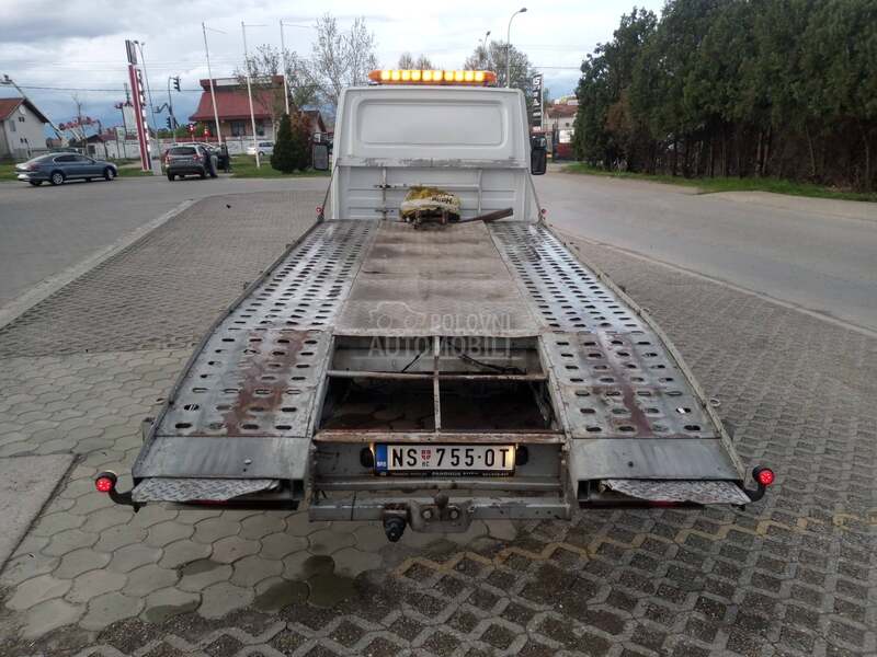 Mercedes Benz reegis dugo