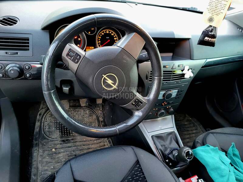 Opel Astra H 1.9 GTC CDTi