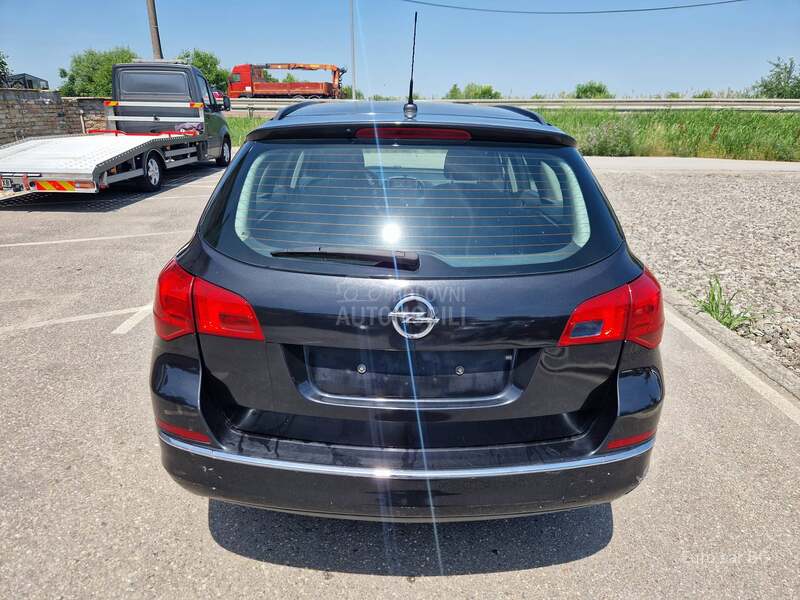 Opel Astra J za trgovce
