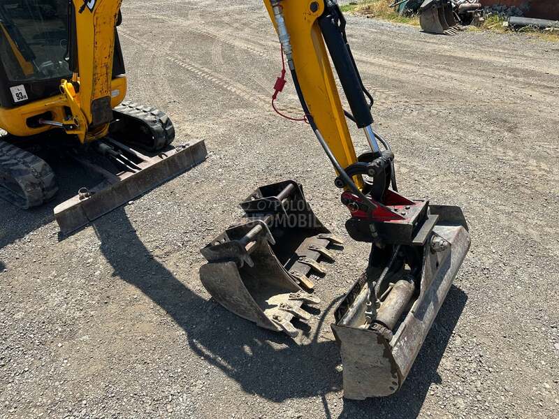 JCB 8018CTS i prikolica